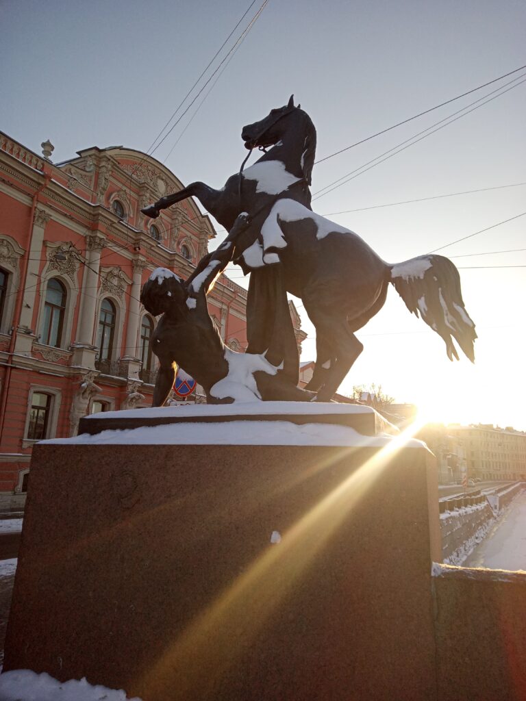Лошадь и человек в лучах солнца
