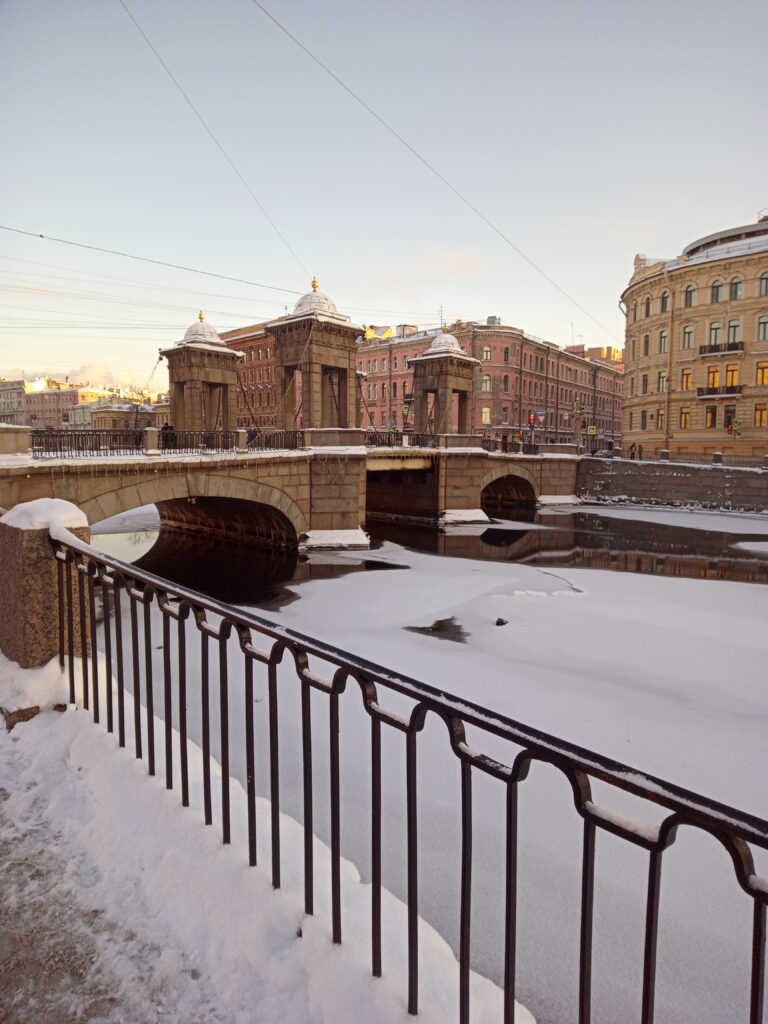 Мост и тишина, тайная на век